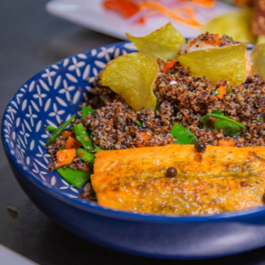CHAUFA DE QUINUA CON FILETE DE TRUCHA Y LANGOSTINOS