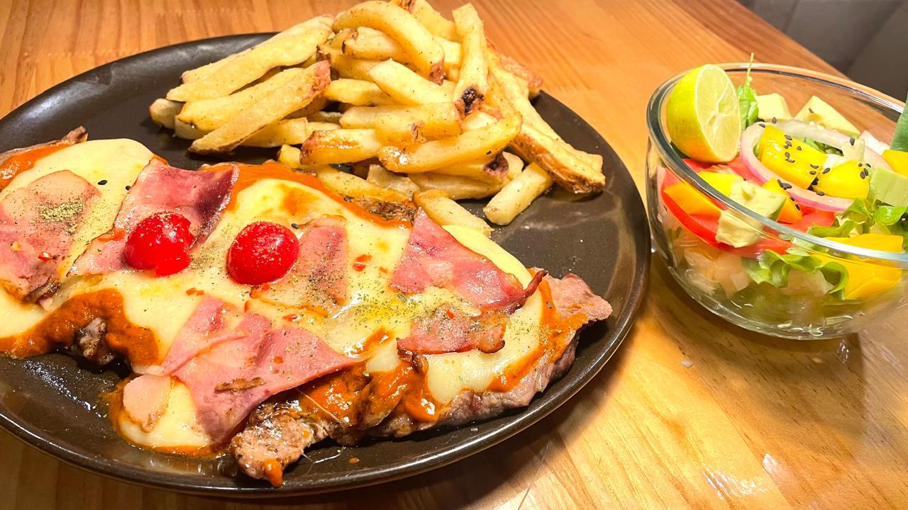BISTECK CON QUESO Y TOCINO