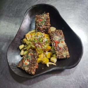 TRUCHA EN COSTRA DE TRES QUINUAS CON JALEA DE VEGETALES Y CREMOSO