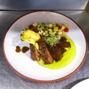 LOMO DE ALPACA PACHAMANQUERO CON PURE DE HABAS, CHOCLITO Y SICILIANA SALTEADOS AL CHINCHO, ESPUMA DE QUESO Y CROCANTE DE QUESO AYACUCHANO